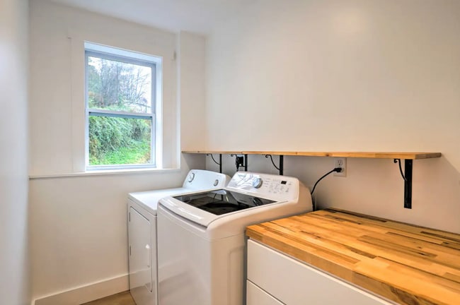 Building Photo - Black Mountain Furnished Lower Level Apart...