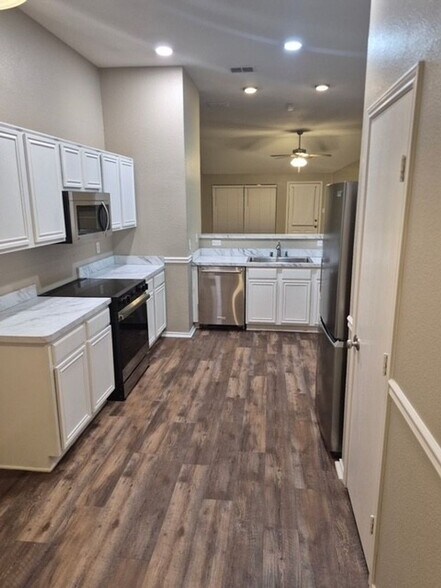 Building Photo - 809 Canyon Cove Dr