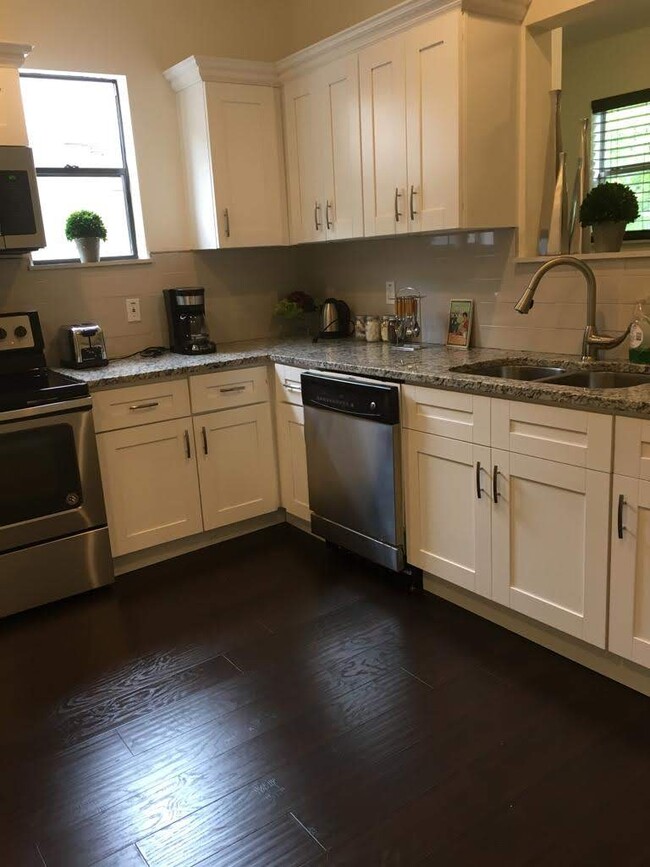 Building Photo - 126 Cactus St