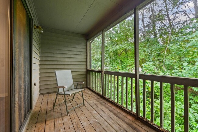 Building Photo - This beautifully maintained 2-bedroom, 2-bath 3rd Floor unit in Lake Wylie Woods is a Gem!