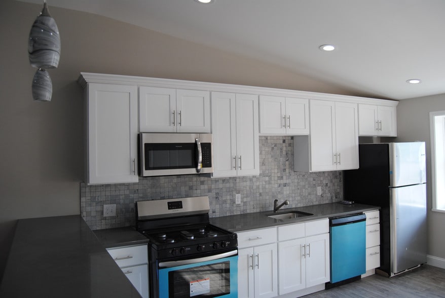 Spacious kitchen with stainless appliances. - 330 E Niagara St