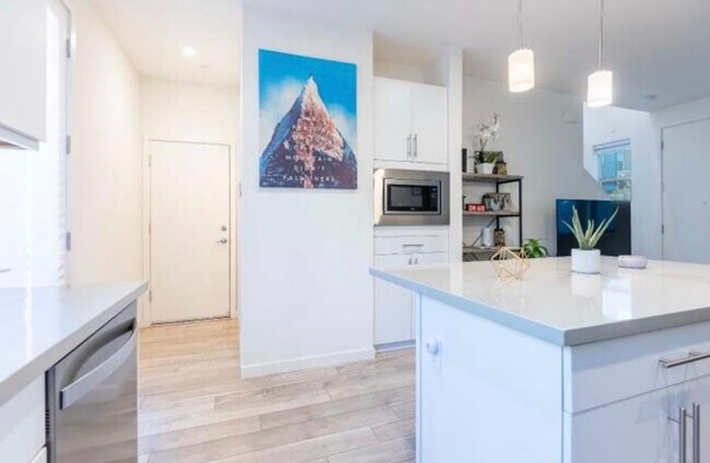 Building Photo - First Month Rent: FREE (with approved lease terms)