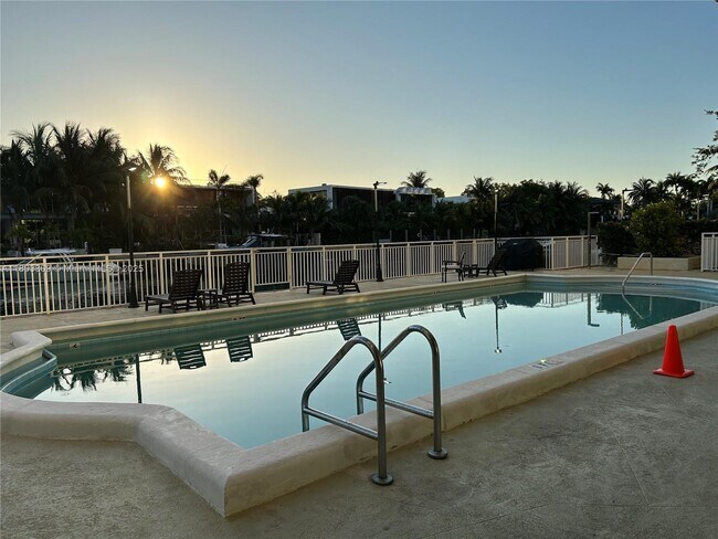 Building Photo - 9500 W Bay Harbor Dr