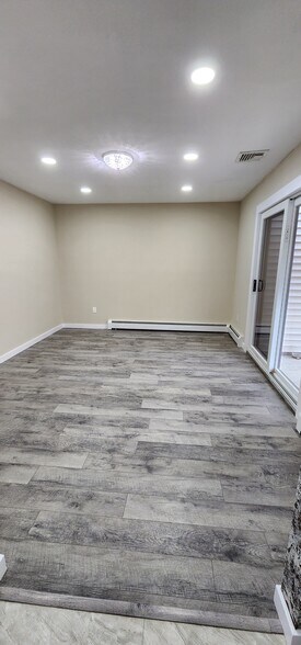 Building Photo - 100 Sandpiper Ln