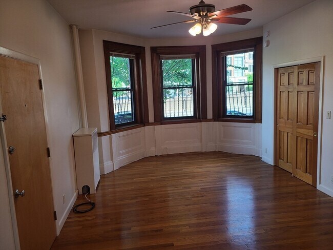 Building Photo - 907 Beacon St