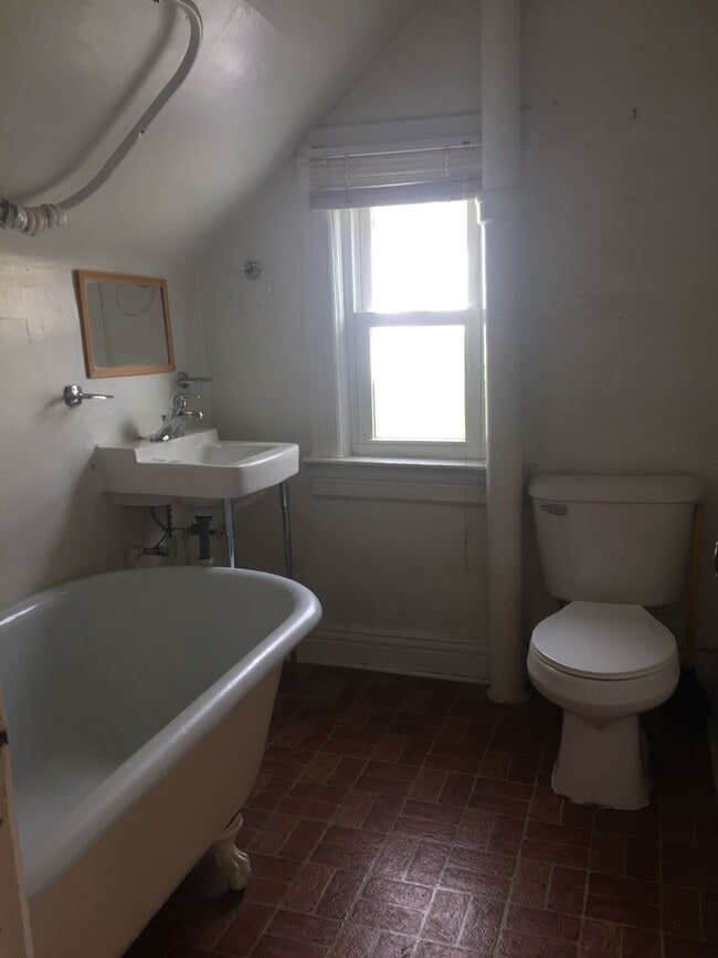 Building Photo - 1217 E 7th St