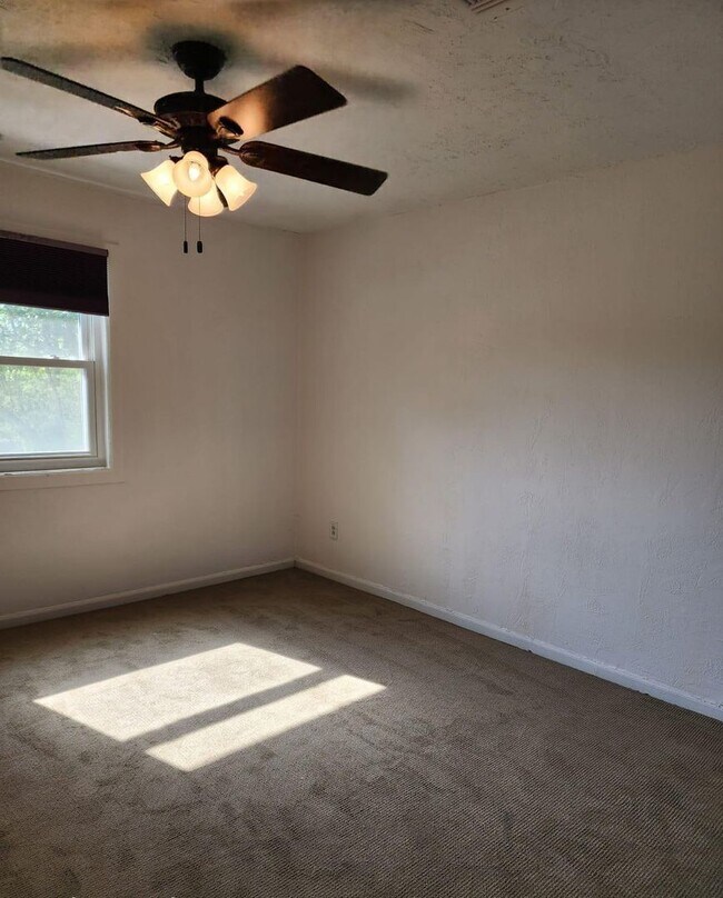 Building Photo - Beautiful house for Lease in Manor Downtow...