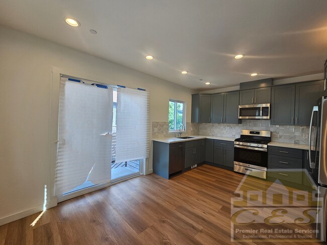 Building Photo - Modern Elegance Meets Timeless Charm – 4 bedroom 4 bath Home in North Oakland