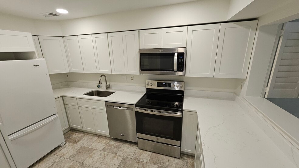 Building Photo - 5715 Brewer House Cir
