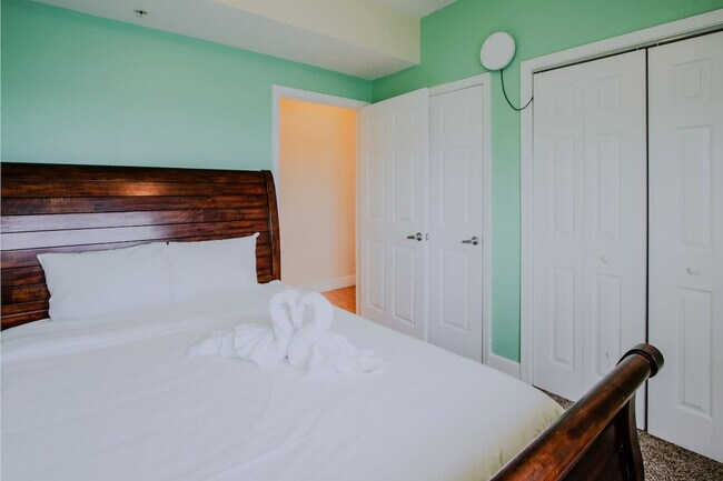 Building Photo - 16819 Front Beach Rd