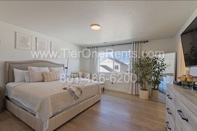 Building Photo - Move-In Special: $500 Off December Rent!