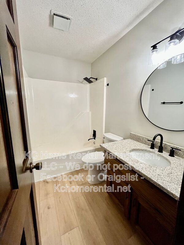 Building Photo - 3868 SW Harbor Dr
