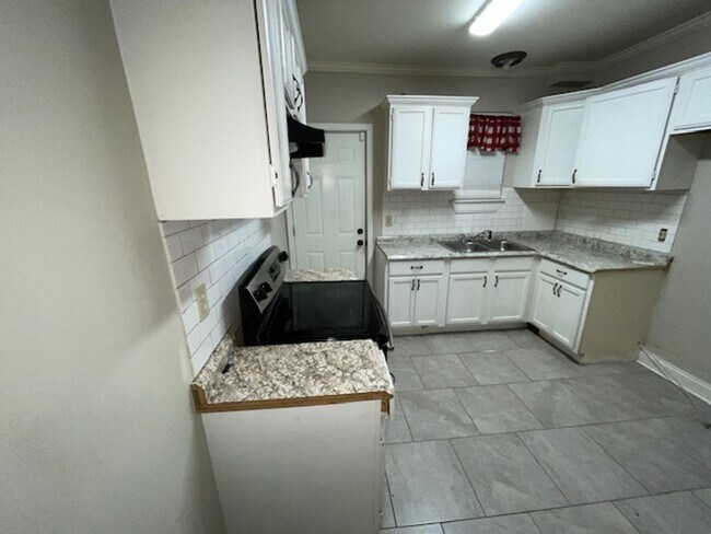 Building Photo - 3 bedrooms 1 bath