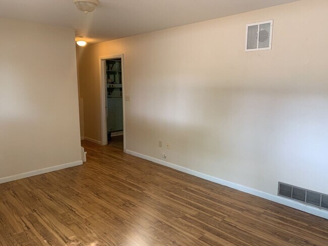 Building Photo - Mid-Town Single Family Home w/ Spacious Fenced Yard