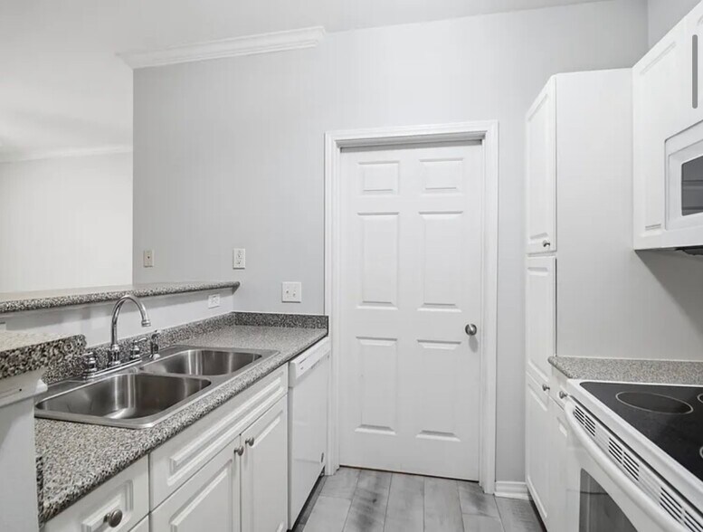 Building Photo - 130 River Landing Dr