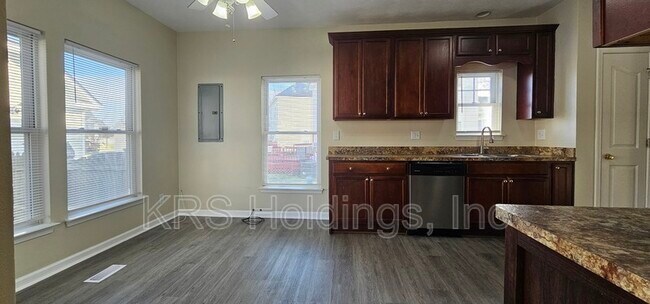 Building Photo - 820 Maltby Cres