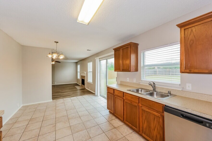 Building Photo - 819 Creekside Dr