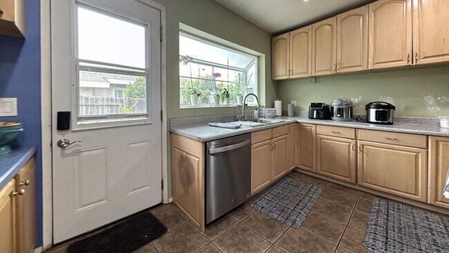 Building Photo - Spacious 4 Bedroom, 3 Bathroom Redlands Home!