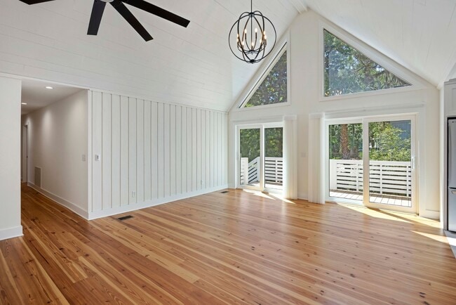 Building Photo - 137 Sparrow Dr