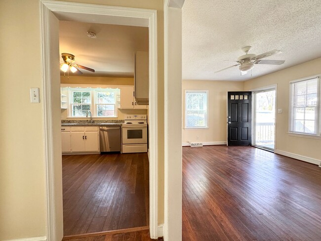 Building Photo - Kirkwood 2 BR