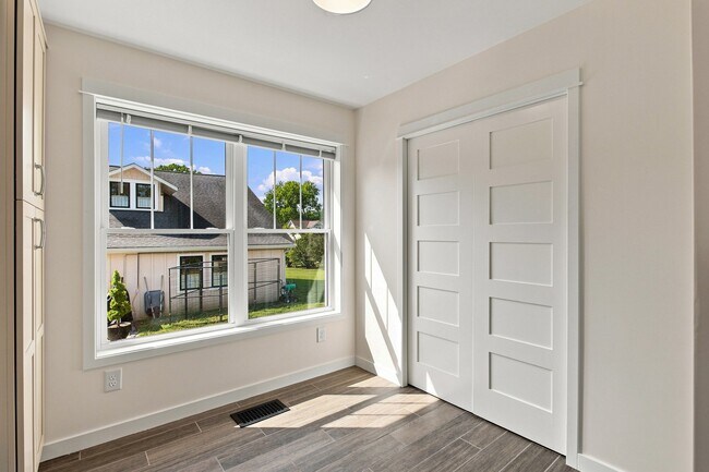 Building Photo - 413 4th Ave ADU