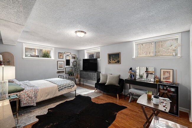 Building Photo - 2 Bedroom, 1 Bath Garden Level Unit in Park Hill