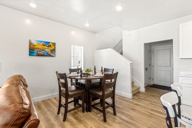 Building Photo - 350 W Old Hwy