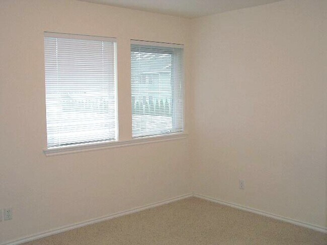 Building Photo - Walnut Grove 2 Bedroom, 2 Bath Condominium