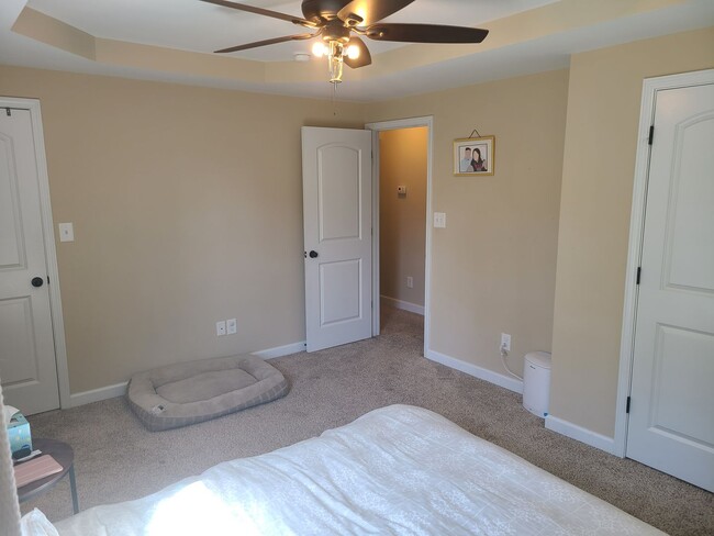 Building Photo - 3 Bedroom, 2 bath home in the Bridgeport C...