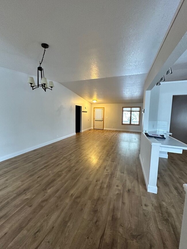 Building Photo - Lovely 3 Bedroom 2 Bath home in great location