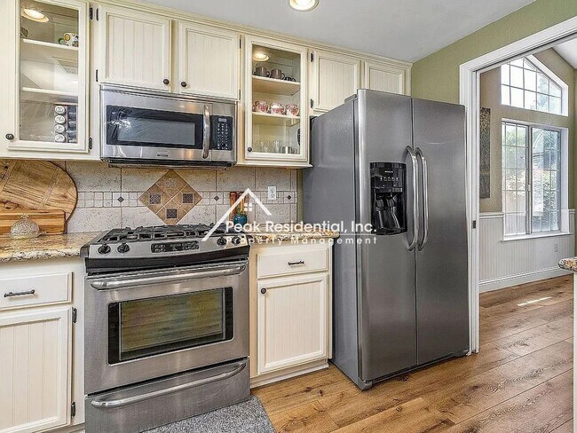 Building Photo - Updated 4bd/2ba Folsom Home with 3 Car Gar...