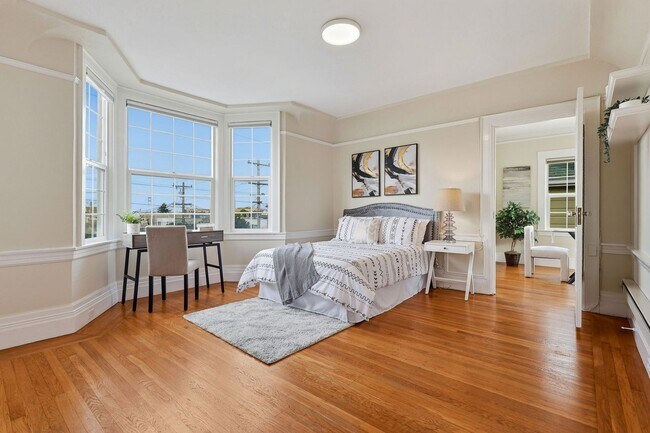 Building Photo - Charming Seacliff Top Floor Condo Unit with views of Golden Gate Bridge!