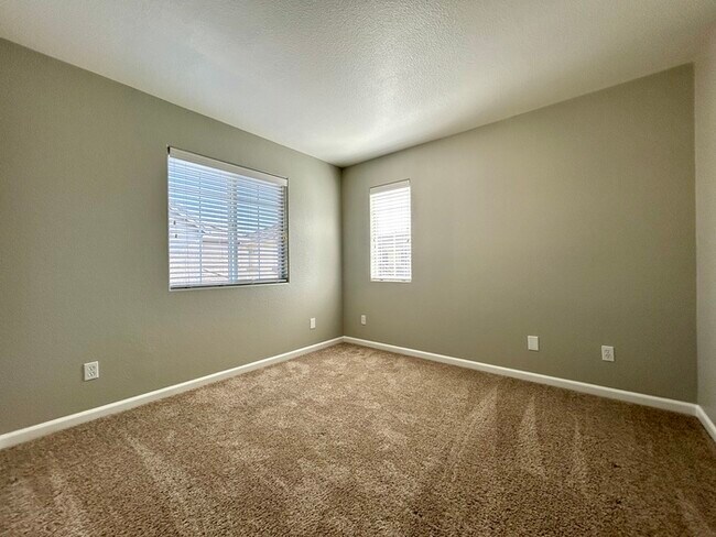 Building Photo - Beautiful 3 Bedroom Located in Roseville Strada Community!