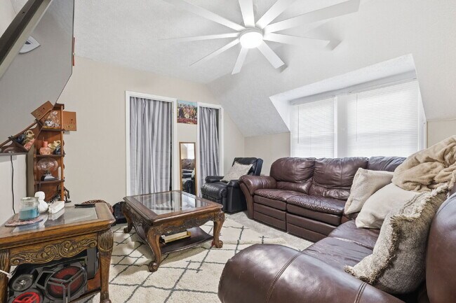 Building Photo - Bright Two Bedroom Apartment with Gas, Water, Sewage and Trash included!