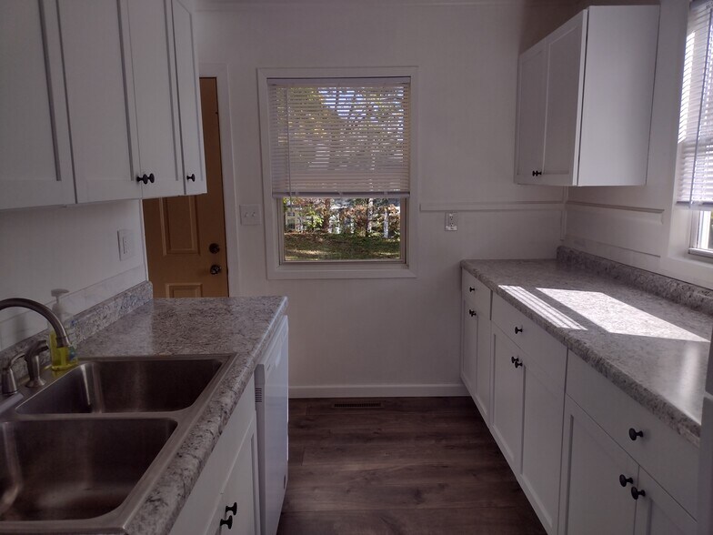 Building Photo - 4825 Ridge Rd