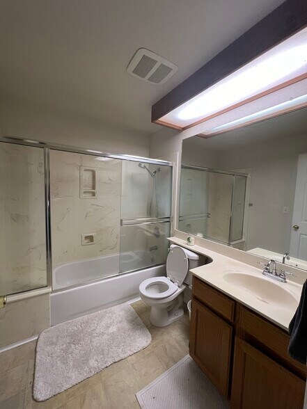 Attached private bathroom - 4135 Stanley Blvd