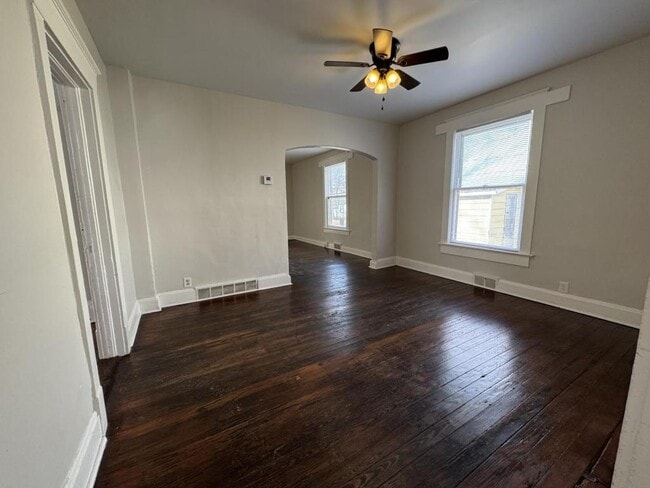 Building Photo - 836 S Broadway Ave