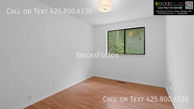 Building Photo - 1340 NW Huckle Dr