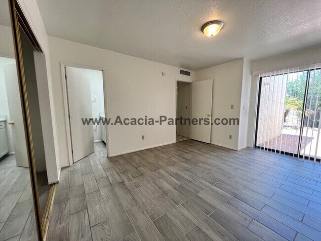 Building Photo - Three Bedroom Townhouse