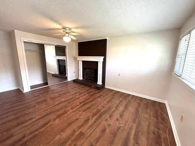 Building Photo - Weaverville - Clean and Tidy! Home Office,...