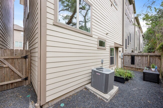 Building Photo - 8911 Wind Springs Dr