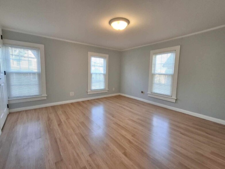 Building Photo - 4 Embroidery St