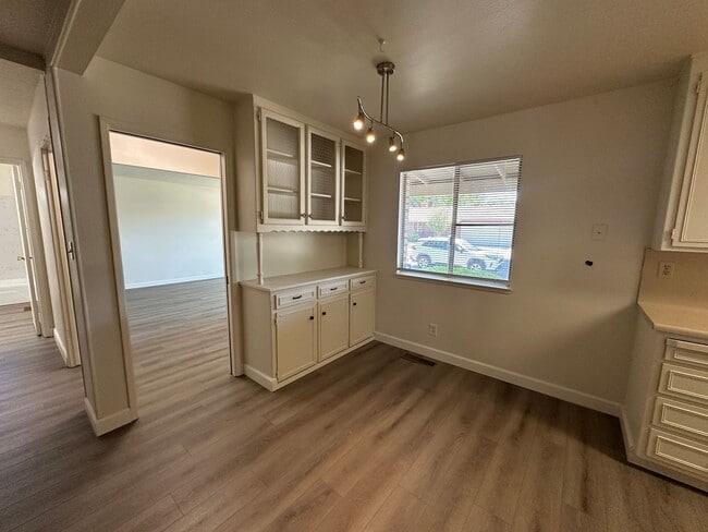 Building Photo - 1321 Palomar Way