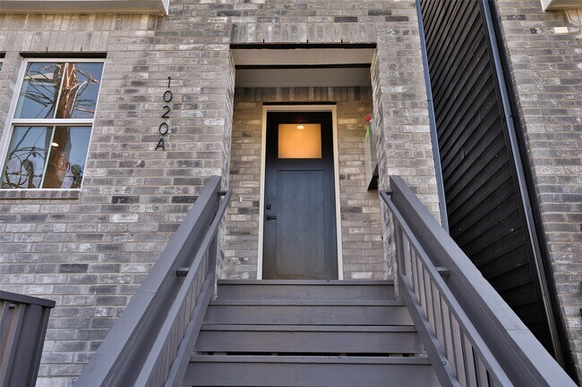 Building Photo - 1020 W 15th 1/2 St