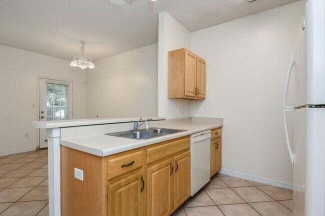 Building Photo - Move in ready Townhome in Fort Walton Beach close to Eglin AFB!