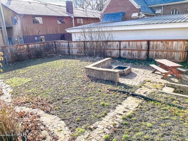 Building Photo - Charming 3bed/3bath home in Historic Fort Russell District