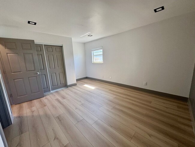 Building Photo - 2bd 2bath newly remodeled townhouse - Avai...