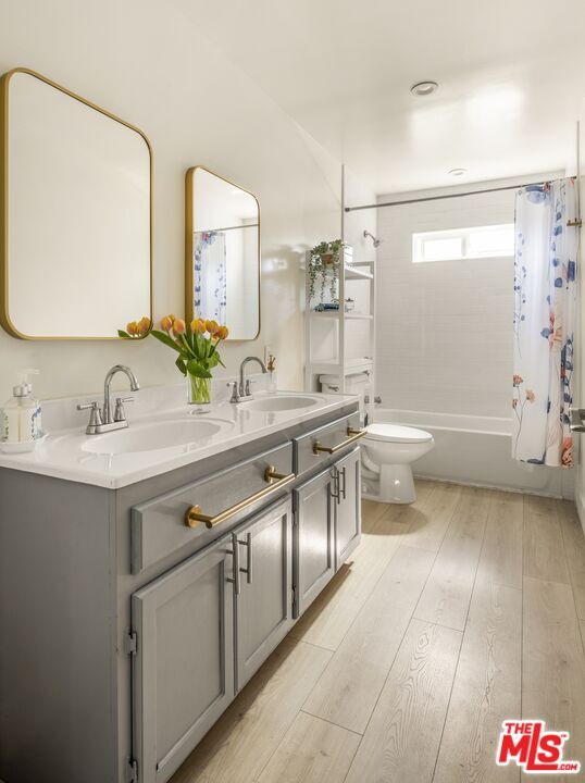 Building Photo - 4616 Rosewood Ave