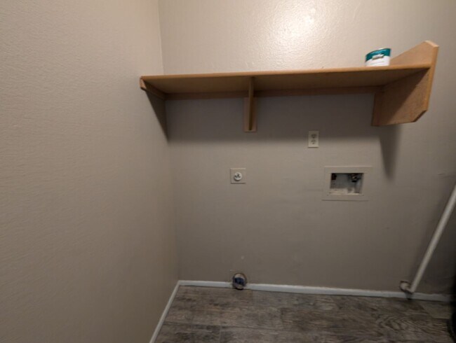 Building Photo - 3 bedroom 2 Bathroom Home