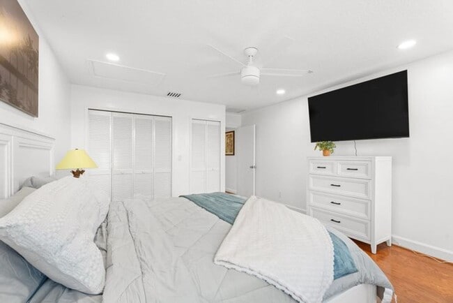 Building Photo - 114 S Lake Dr